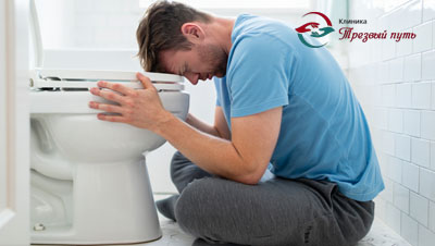 Мужчина сидит на полу в санузле